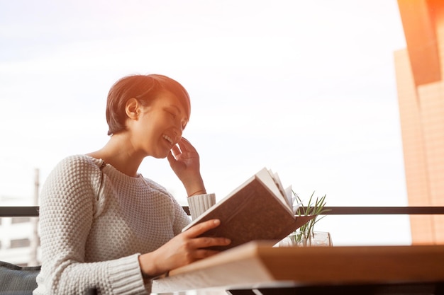 Lachende Frau mit Buch