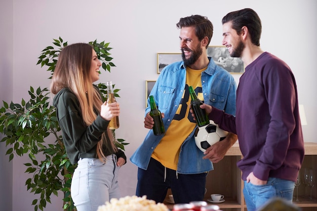 Lachende Freunde bei Bier und Snacks