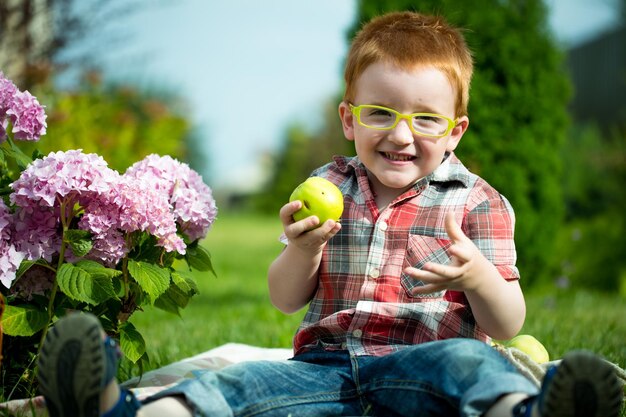 Lachender Junge beim Picknick