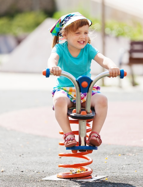 Lachendes Kind auf dem Spielplatz