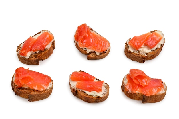 Lachs auf einem Brot mit Sahne, isoliert auf weiss