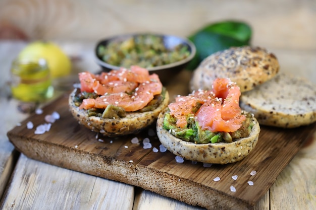 Lachs-Avocado-Sandwiches auf Brötchen mit Samen.