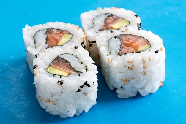 Lachs-Avocado-Urumaki-Sushi-Rollen