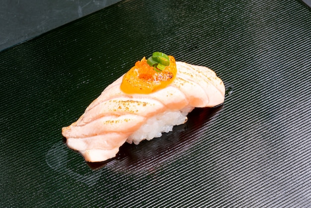 Lachs brennt Sushi