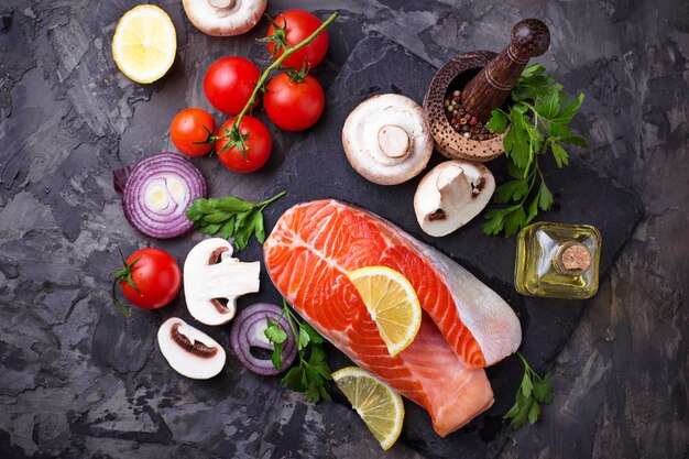 Lachs, Champignons, Tomaten und Petersilie. Ausgewogene Ernährung, gesunde Ernährung. Selektiver Fokus