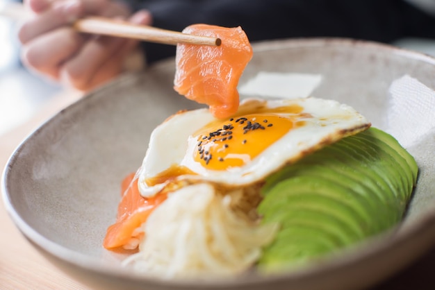 Lachs-Donburi mit Ei obendrauf. Japanische Lunchbox.