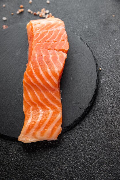 lachs fischfilet frische rohe meeresfrüchte gesunde mahlzeit essen snack auf dem tisch kopierraum essen