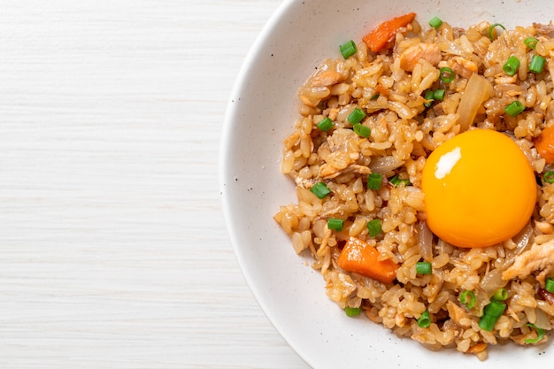 Lachs gebratener Reis mit eingelegtem Ei an der Spitze - asiatische Essensart