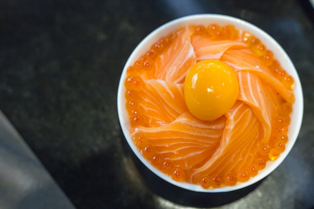 Lachs-Ikura-Donburi mit Lachsrogen und Eigelb