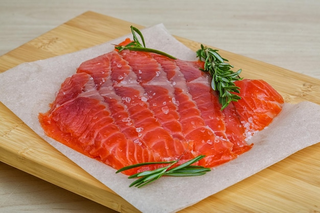 Lachs in Scheiben geschnitten