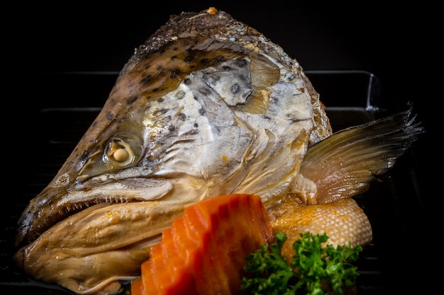 Foto lachs kabutoni, lachskopf mit süßer sauce, fischkopf mit sojasauce gekocht