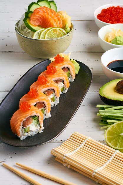 Lachs Maki Roll Sushi Bar japanisches Essen