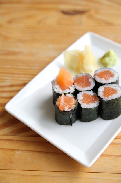 Lachs Maki Sushi auf Holz Hintergrund