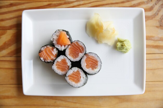 Lachs Maki Sushi auf Holzhintergrund