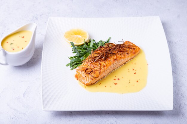 Lachs mit Beurre-Blanc-Sauce, Spinat und Zitrone