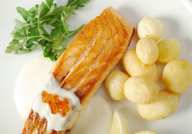 Lachs mit Kartoffel. Flache Schärfentiefe