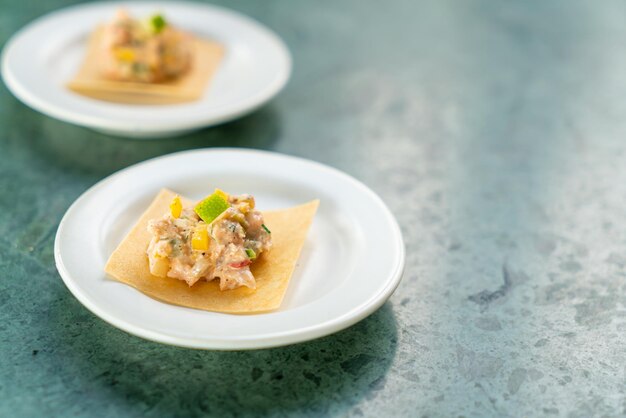 Lachs mit Obstsalatsauce auf Cracker