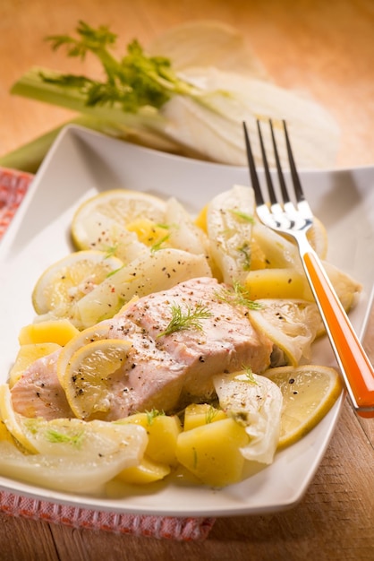 Lachs mit selektivem Fokus auf Fenchel und Kartoffeln