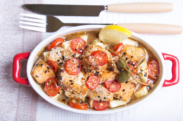 Lachs mit Sesam, Tomaten und Zucchini gebacken. Nahansicht. Selektiver Fokus.