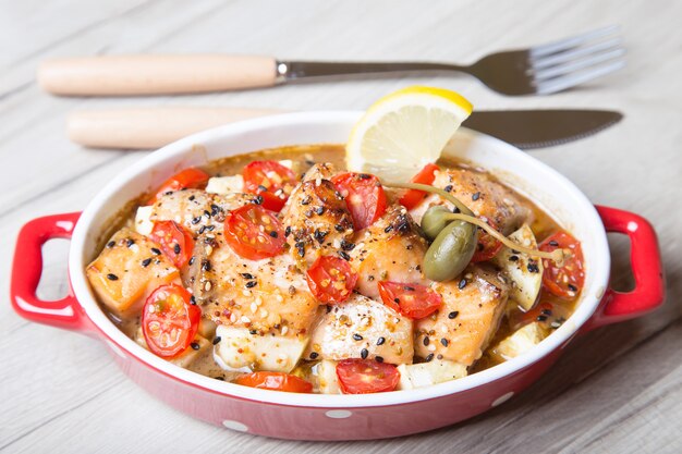 Lachs mit Sesam, Tomaten und Zucchini gebacken. Nahansicht. Selektiver Fokus.