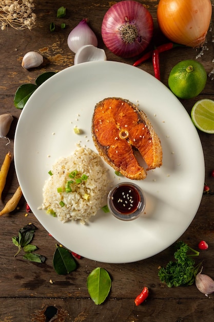 Lachs mit Teriyaki-Sauce auf Reis