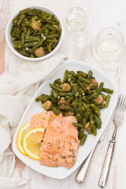 Lachs mit Zitrone und grünen Bohnen auf weißer Schale