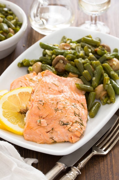 Lachs mit Zitrone und grünen Bohnen auf weißer Schale