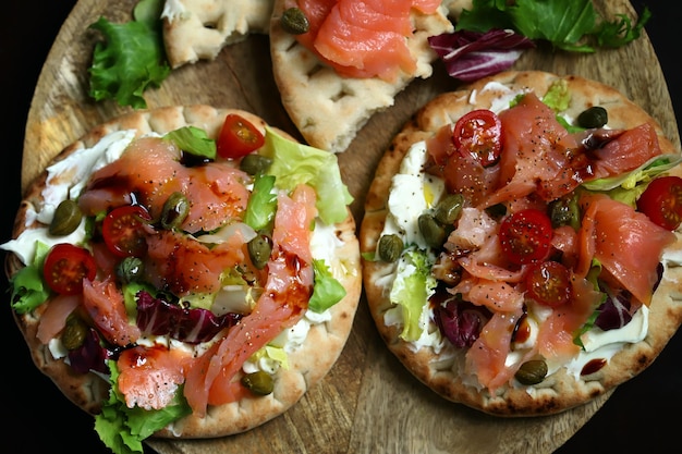 Lachs-Pita mit Gemüse und Weißkäse