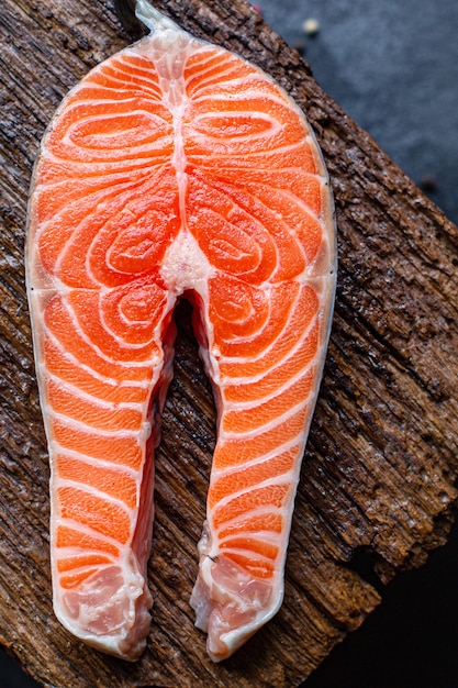 Lachs roher roter Fisch frische Meeresfrüchte bereit zu kochen und auf dem Tisch zu essen