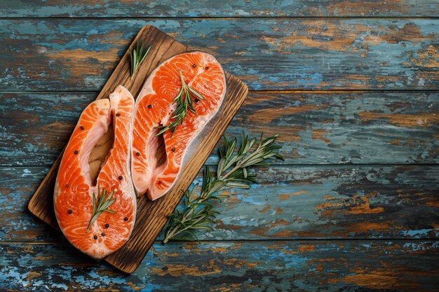 Lachs. Rotes Forellenrotfischsteak mit Zutaten zum Kochen.