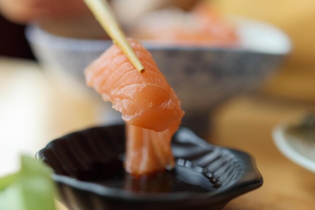 Lachs-Sashimi in Stäbchen mit Sojasauce