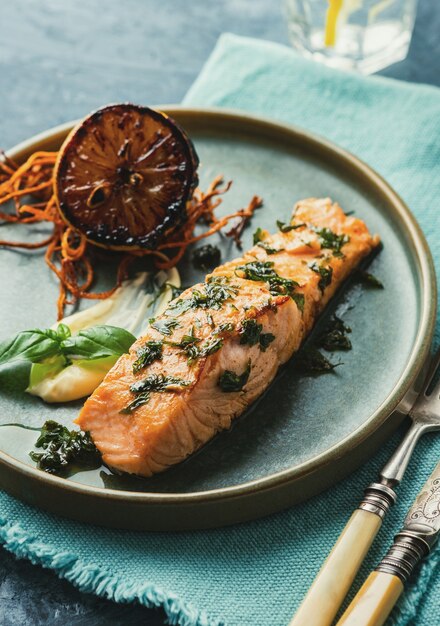 Lachs Sole Meuniere mit Zitrone. Filet vom roten Fisch. Steak Forelle mit Butter, Zitrone und Petersilie Sauce gebraten