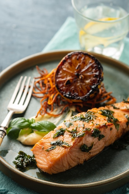 Lachs Sole Meuniere mit Zitrone. Filet vom roten Fisch. Steak Forelle mit Butter, Zitrone und Petersilie Sauce gebraten