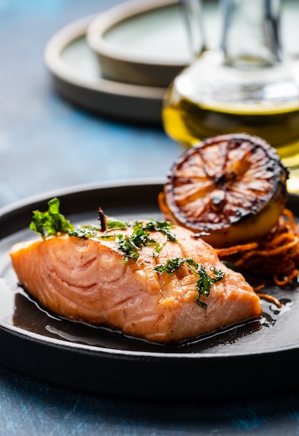 Lachs Sole Meuniere mit Zitrone. Filet vom roten Fisch. Steak Forelle mit Butter, Zitrone und Petersilie Sauce gebraten