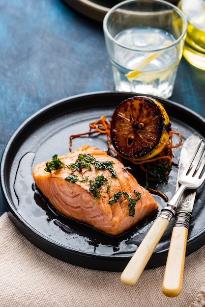 Lachs Sole Meuniere mit Zitrone. Filet vom roten Fisch. Steak Forelle mit Butter, Zitrone und Petersilie Sauce gebraten