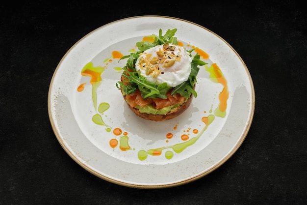 Lachs-Tartar mit Avocado, Eier und Rucola