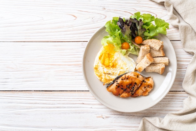 Lachs-Teriyaki-Steak mit Spiegelei und Salat