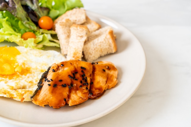 Lachs-Teriyaki-Steak mit Spiegelei und Salat