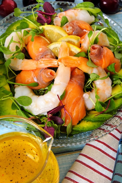 Foto lachs und garnelen sommersalat