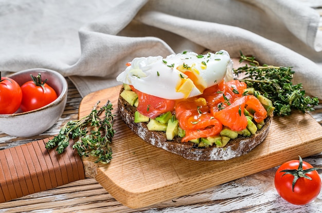 Lachs und pochiertes Ei auf gegrilltem Toast