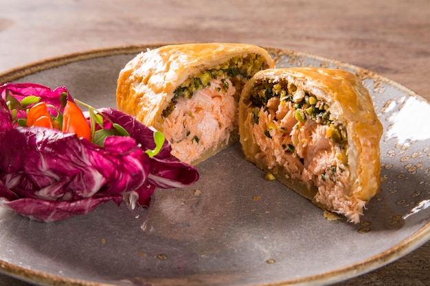 Lachs Wellington mit Salat