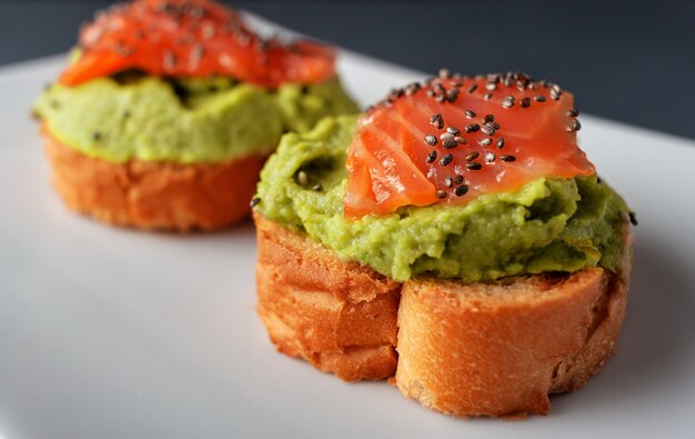 Lachsbruschettas mit Avocado und Samen