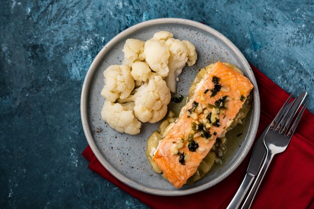 Lachsfilet mit Ananas und Blumenkohl