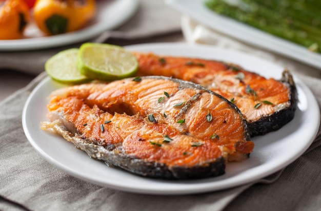 Lachsfilet mit gemischtem Gemüse