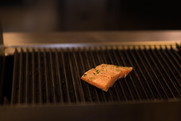 Lachsfilets auf dem Grill kochen