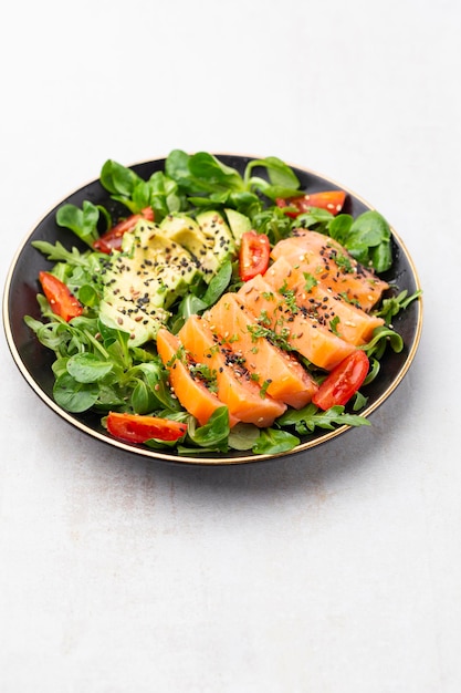 Lachsfischfilet mit frischem Salat, Avocado-Draufsicht.