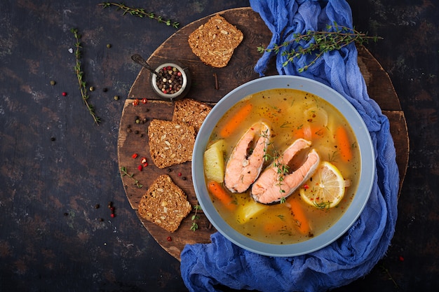 Lachsfischsuppe mit Gemüse in der Schüssel.