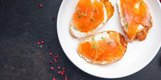 Lachssandwich Smorrebrod Fisch Offenes Sandwich Meeresfrüchte Frische Mahlzeit Essen Diät Snack auf dem Tisch