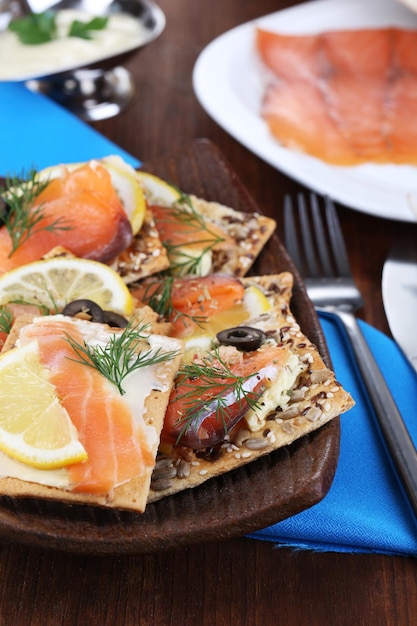 Lachssandwiches auf Platte auf Holztischnahaufnahme