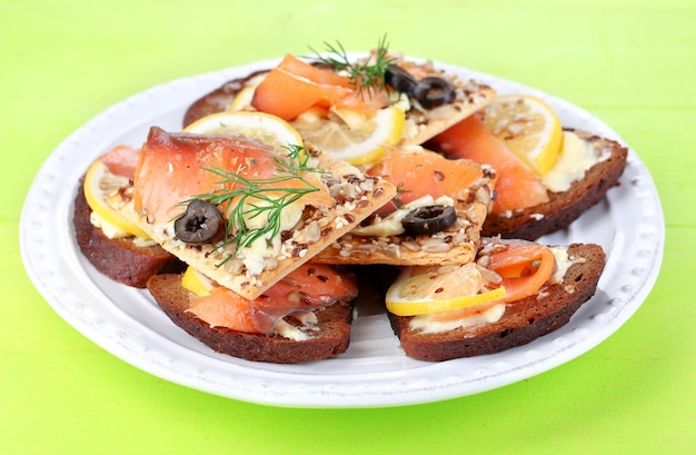 Lachssandwiches auf Platte auf Holztischnahaufnahme